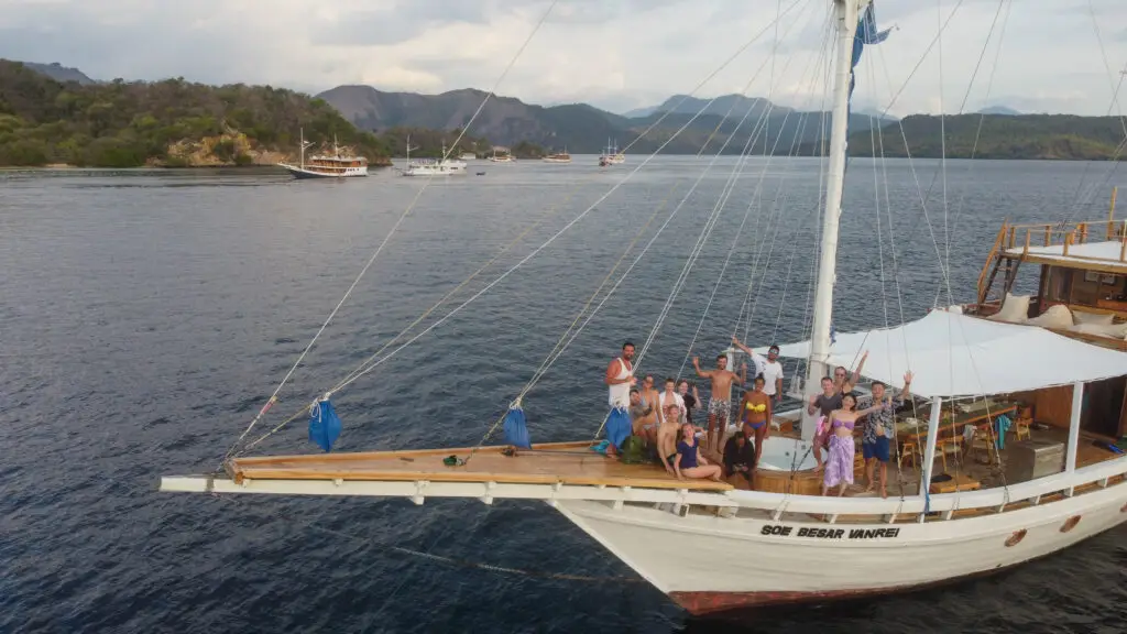 Group Tour Open Trip, Soa Besar Vanrei, Deluxe liveaboard Komodo National Park, deluxe class, deluxe