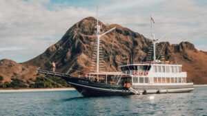 semesta, semesta boat, semesta liveaboard; luxury Komodo boat tour:best boat tour Komodo