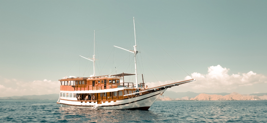 Amore Phinisi liveaboard sailing in Komodo National Park