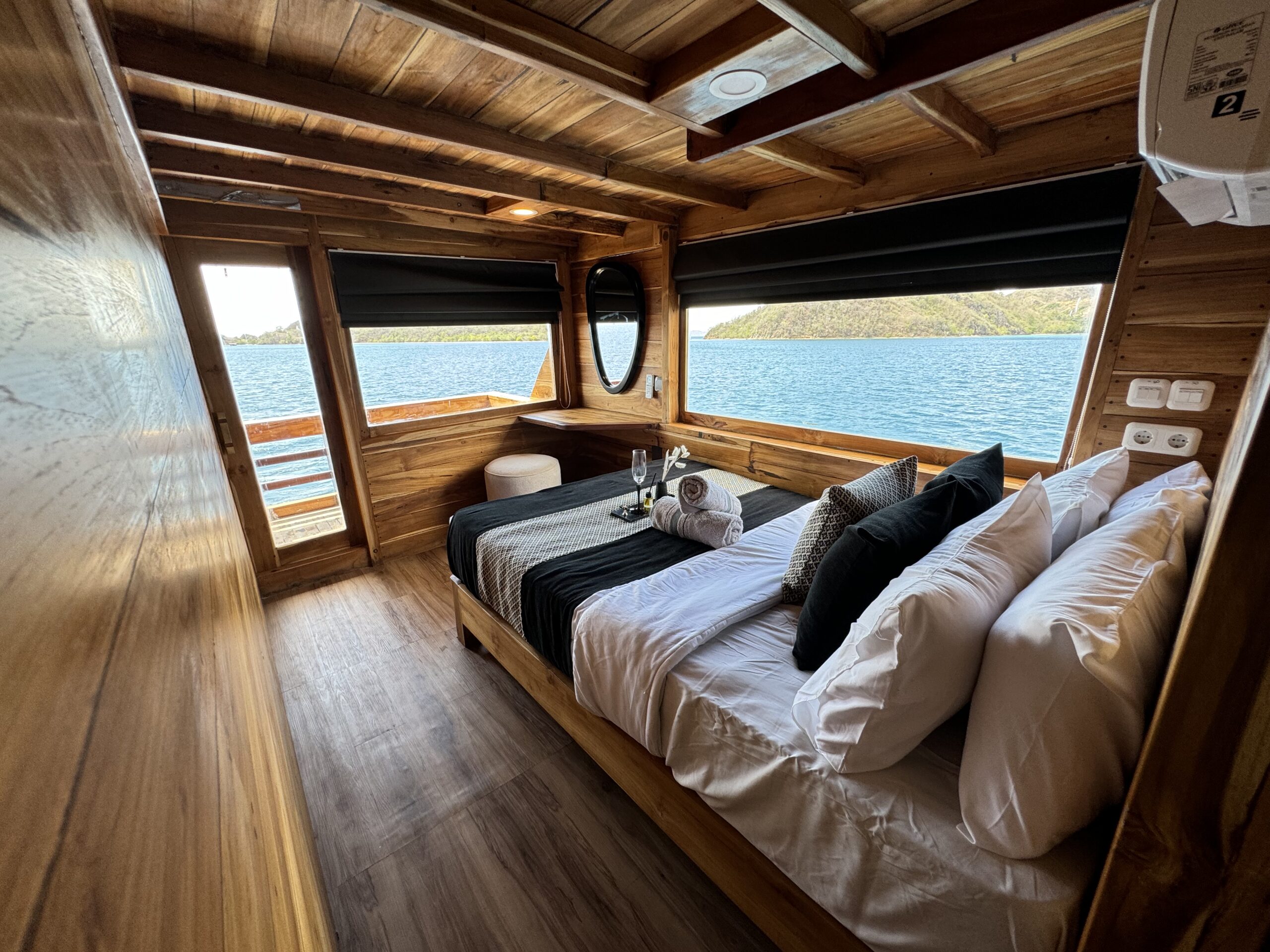 Blackbeard Phinisi Panoramic Suite Balcony cabin
