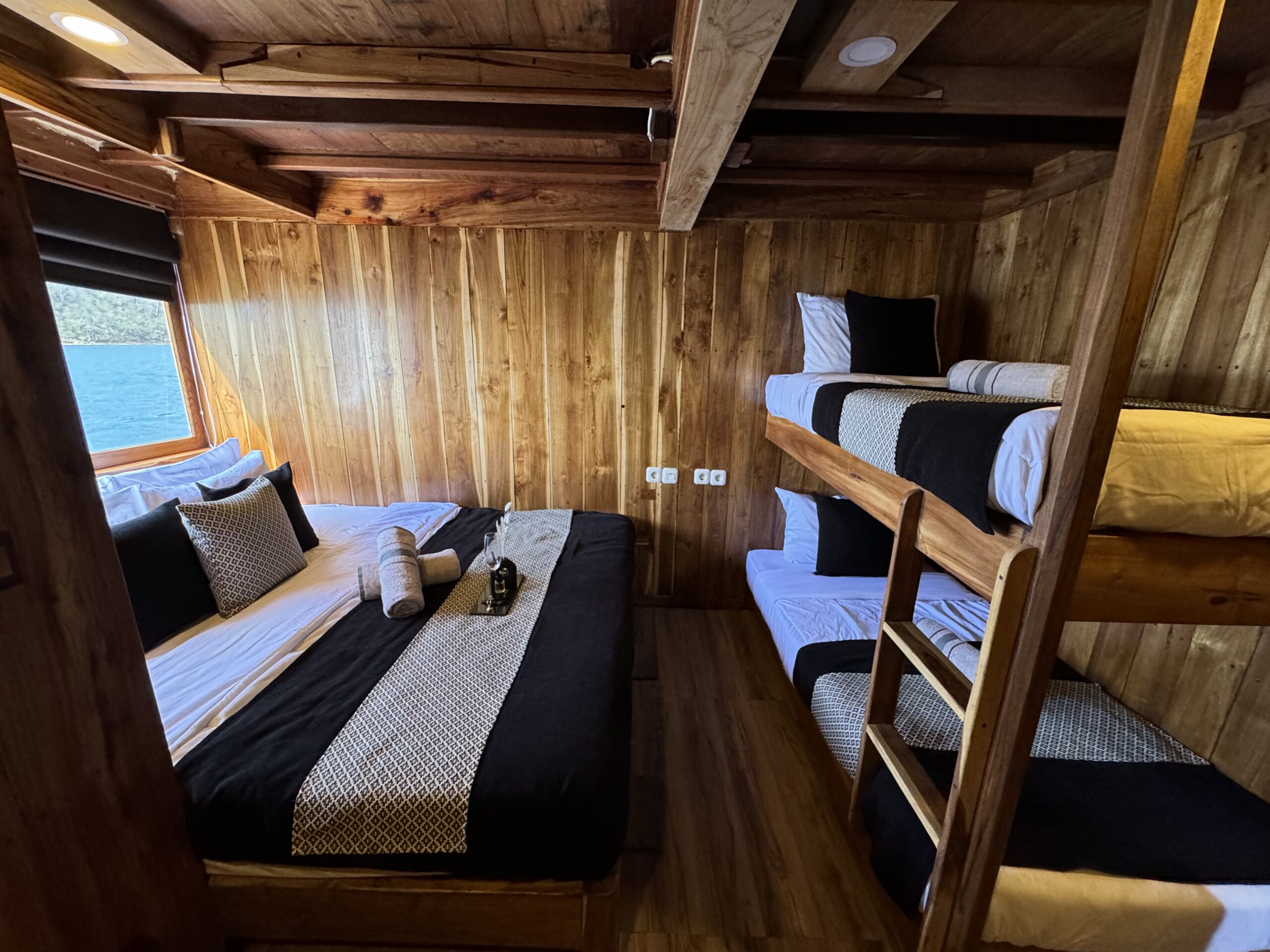 Blackbeard Phinisi Sharing Room sleeping area