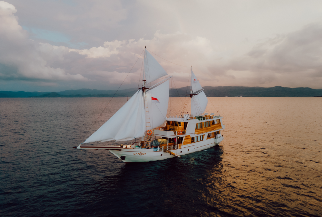 Luxury Komodo boat tour; Komodo liveaboard; luxury phinisi Komodo; Komodo yacht charter; best boat tour Komodo; komodo boat tour; gandiva