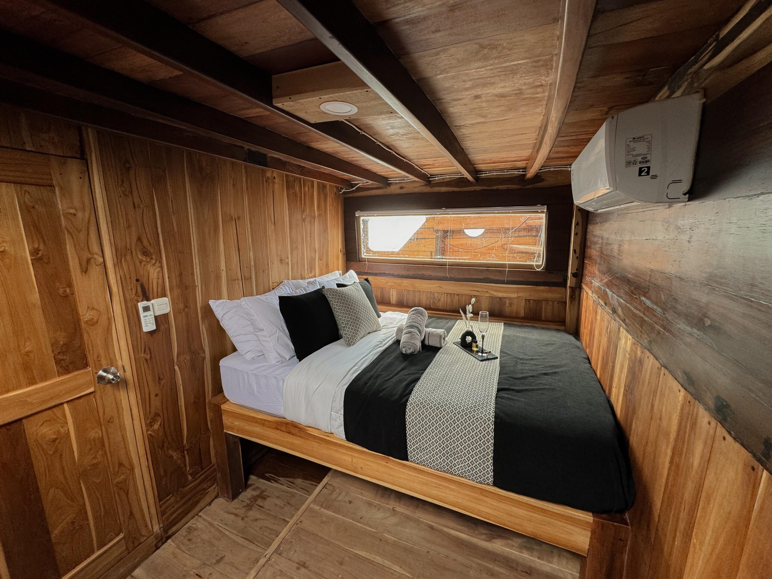 Blackbeard Phinisi Deluxe Room cabin interior