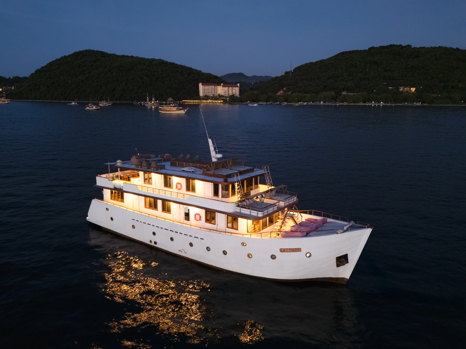 Le Costa Liveaboard, luxury yacht; le costa; open trip; komodo boat tour