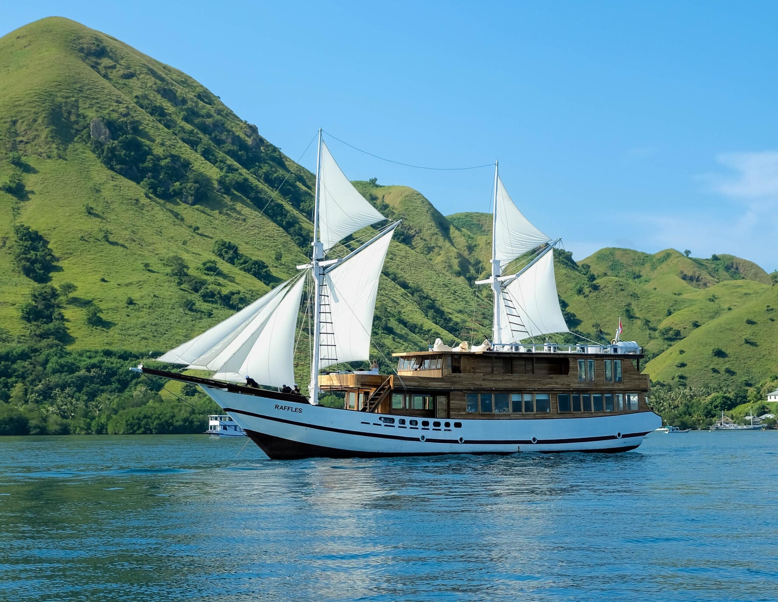 Raffles liveaboard; komodo boat tour; 3d2n open trip; luxury boat