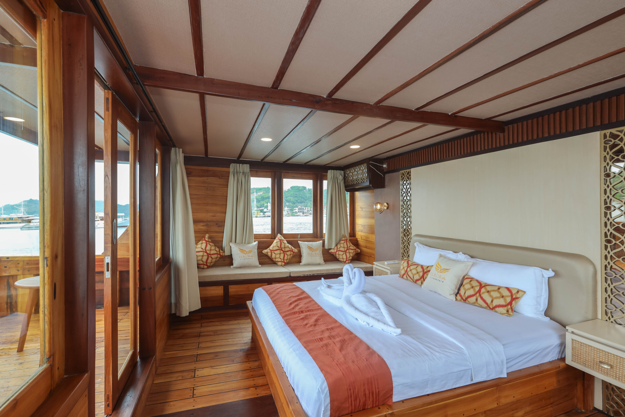 Elrora Liveaboard Master Cabin interior