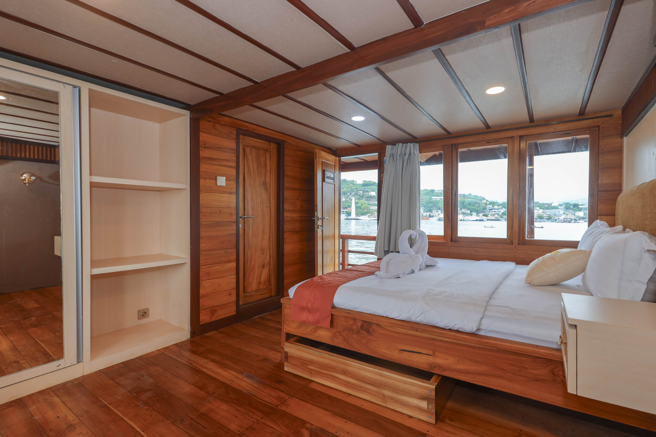 Elrora Liveaboard Panoramic Cabin interior