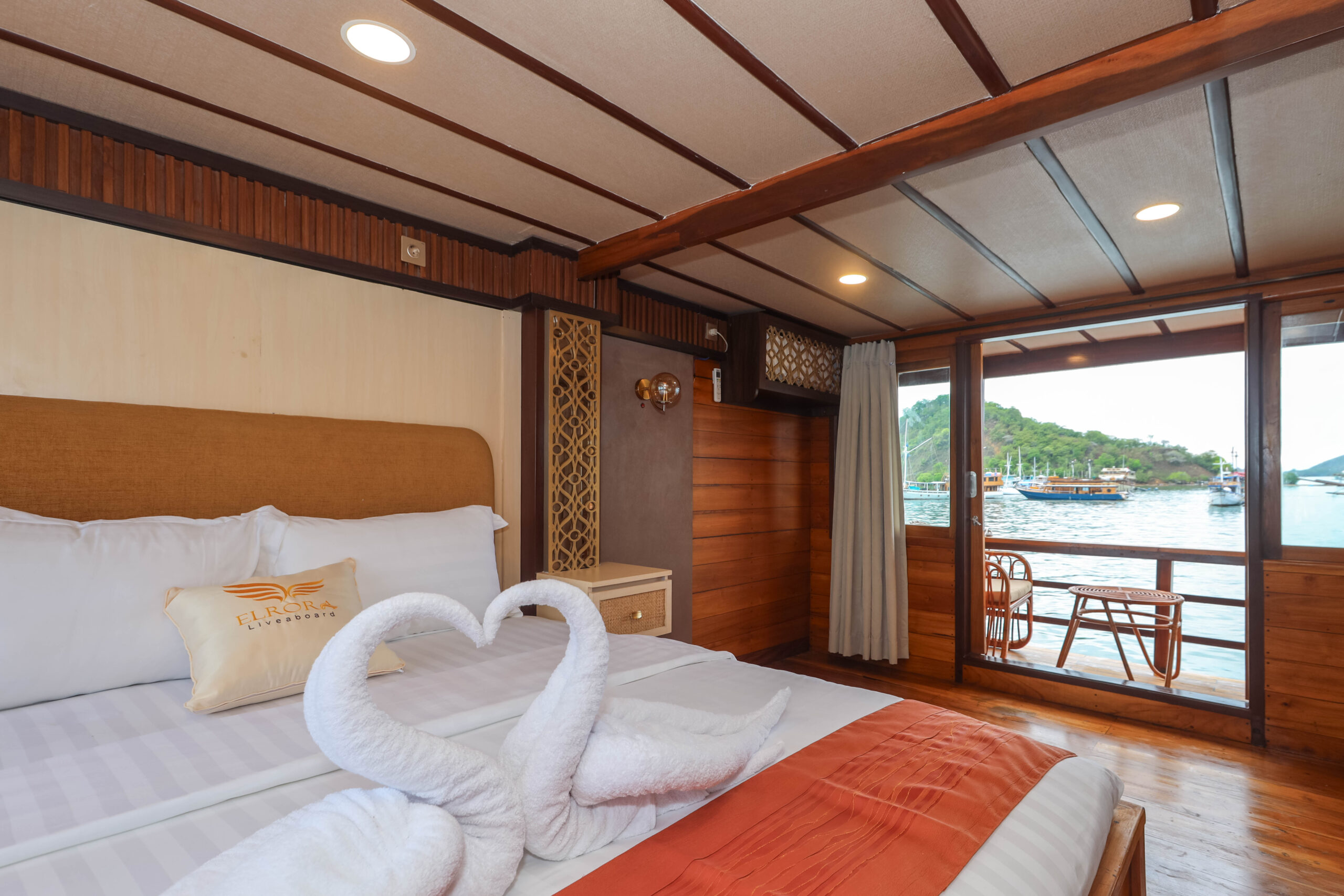 Elrora Panoramic Cabin bed and interior details