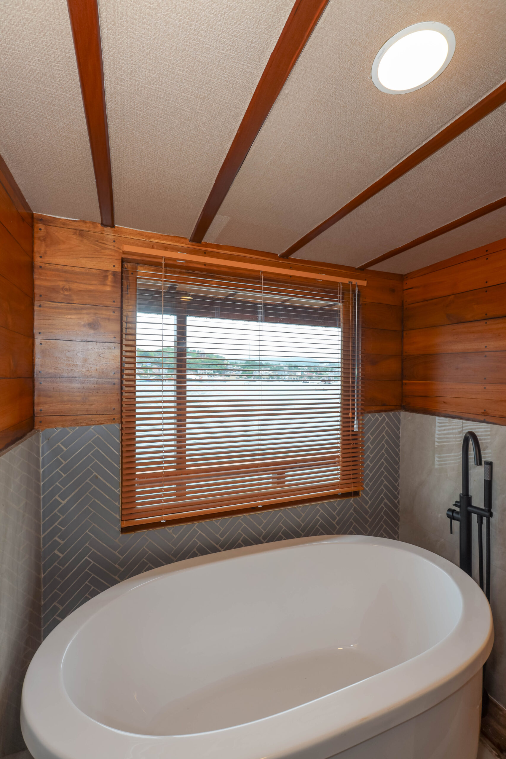 Elrora Panoramic Cabin bath tub
