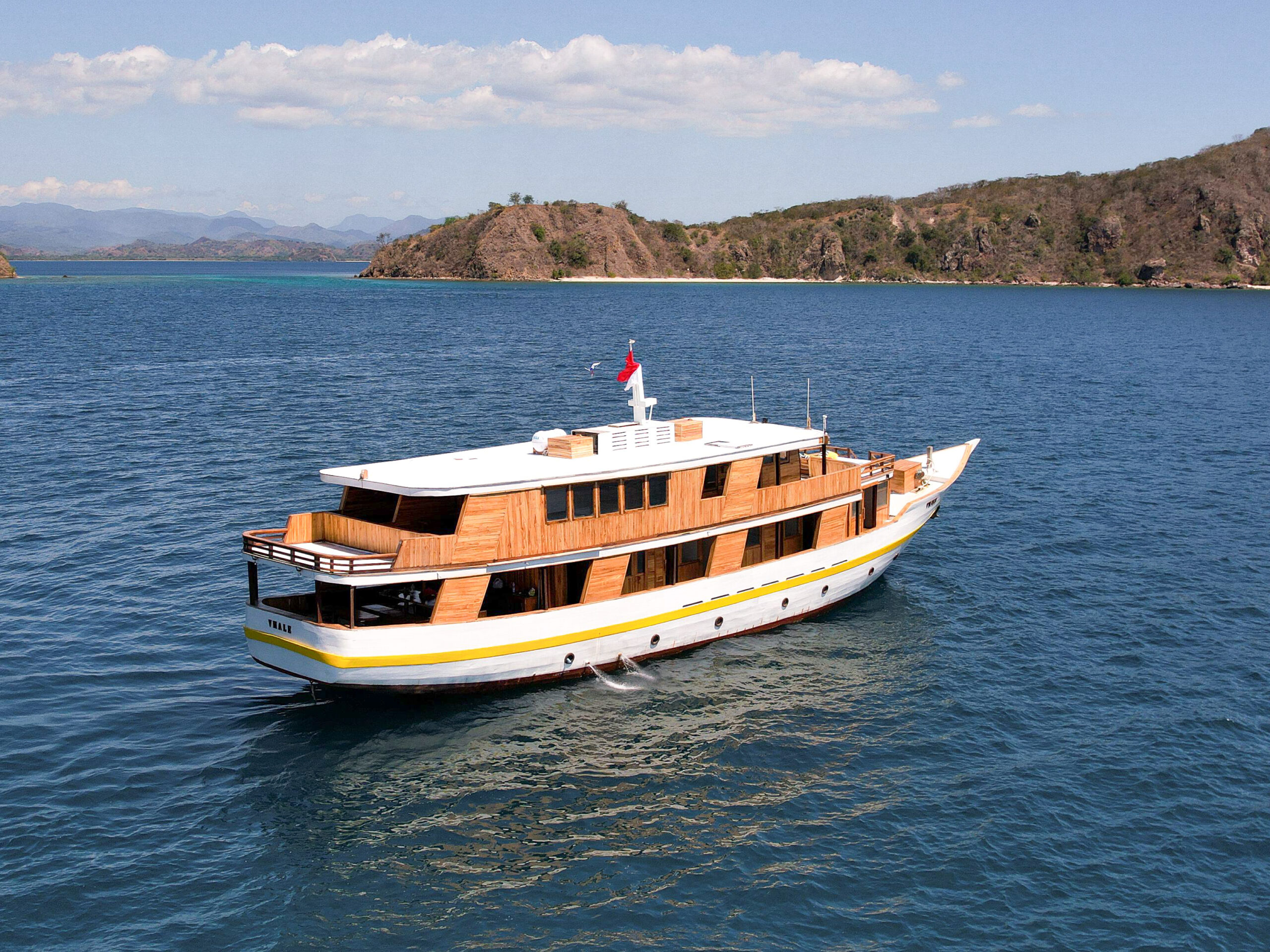 Vhalé Liveaboard modern wooden phinisi sailing in Komodo National Park