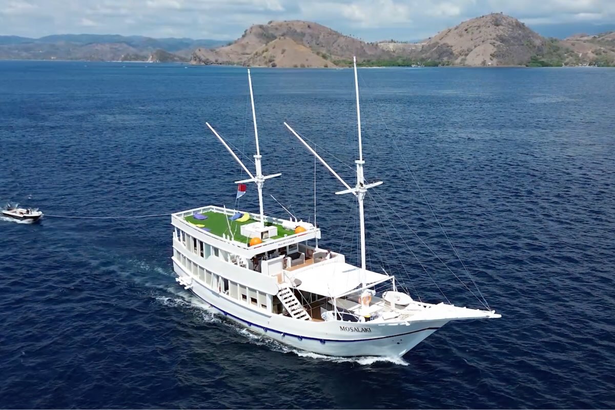 Mosalaki Phinisi Komodo boat sailed in Komodo National Park