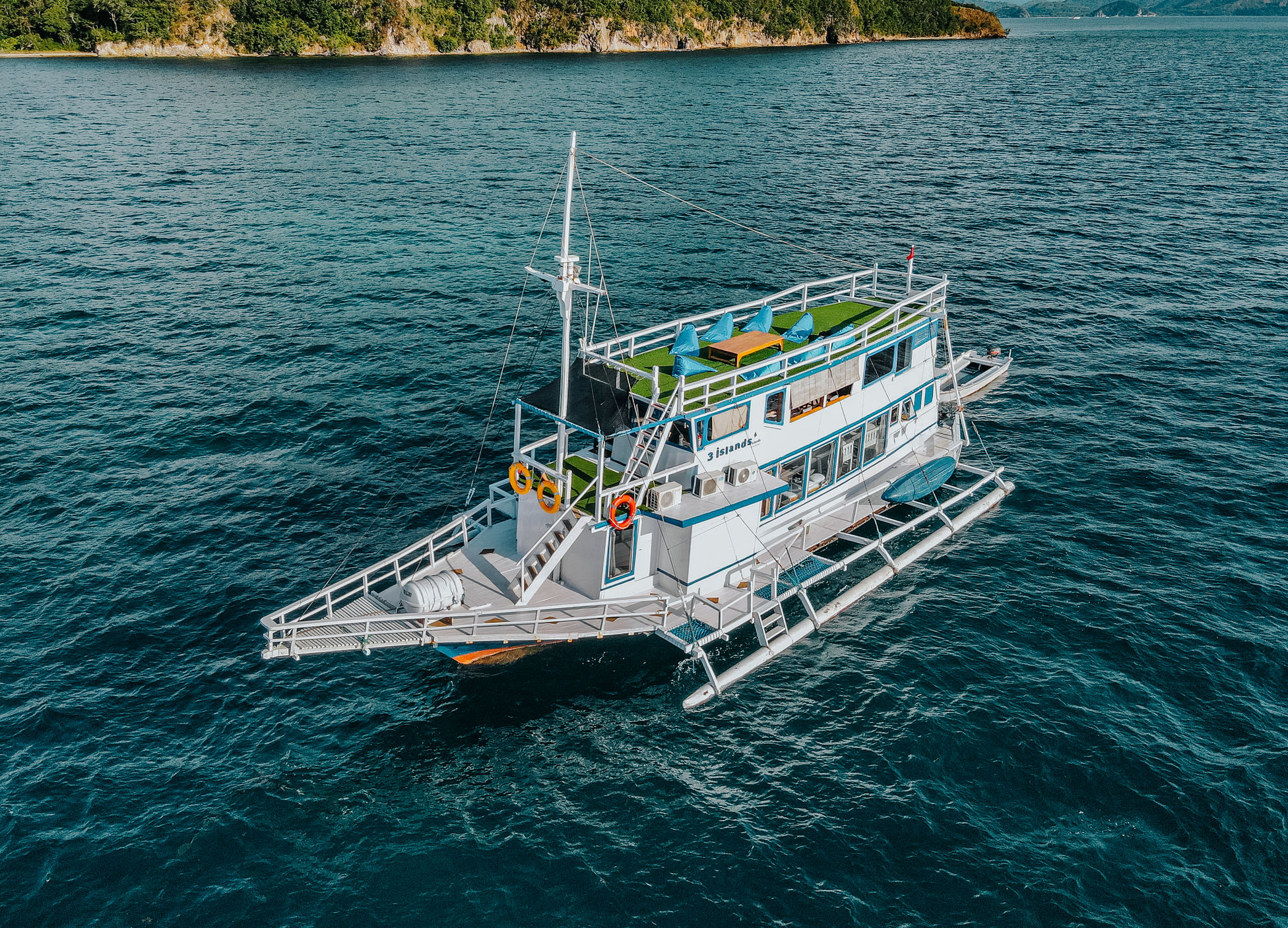 3 Island Liveaboard Komodo sailing in Komodo National Park