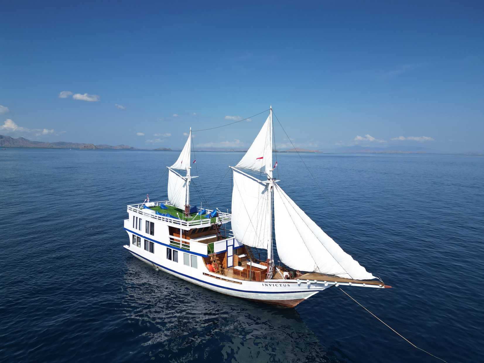 Invictus Liveaboard sailing in Komodo National Park