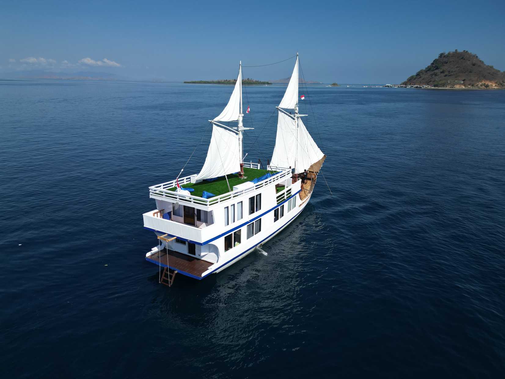 Invictus Liveaboard boat and onboard spaces