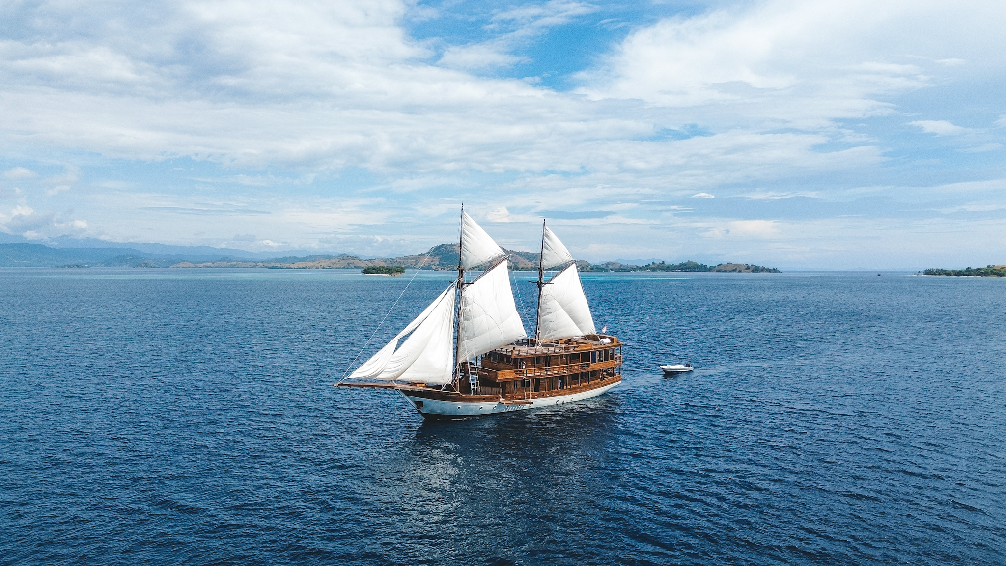 Kai Voyage liveaboard sailing in Komodo National Park