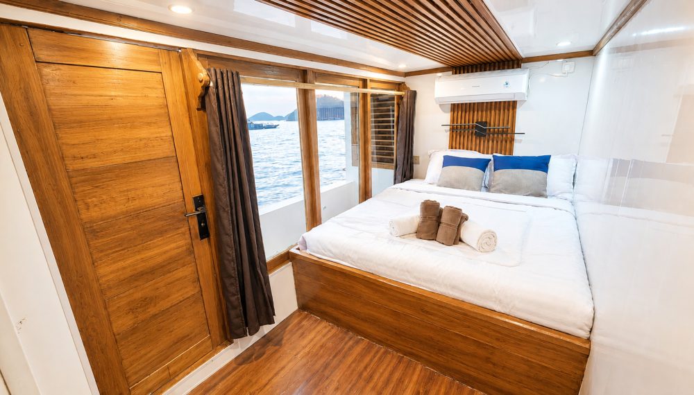 Blessing, Master Cabin, Pink Beach, Padar Island, Liveaboard, blessing liveaboard, blessing, open trip on blessing, komodo boat tour