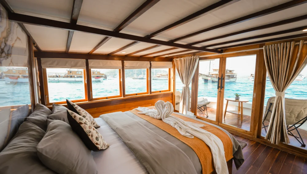 Akassa Luxury Phinisi sailing in Komodo National Park; Laut Legendary Suite