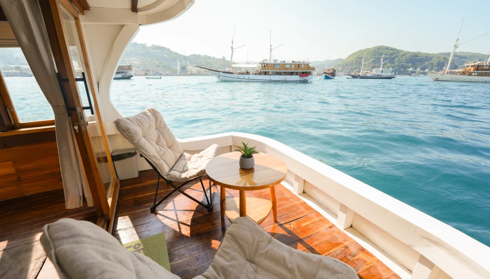 Akassa Luxury Phinisi sailing in Komodo National Park; Laut Legendary Suite