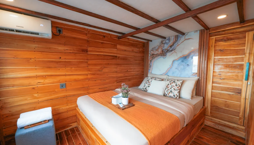 "Akassa Luxury Phinisi sailing in Komodo National Park; Bumi Deluxe Suite