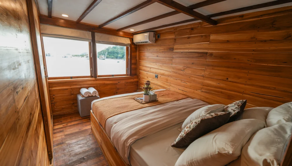 Akassa Luxury Phinisi sailing in Komodo National Park; Bumi Deluxe Suite