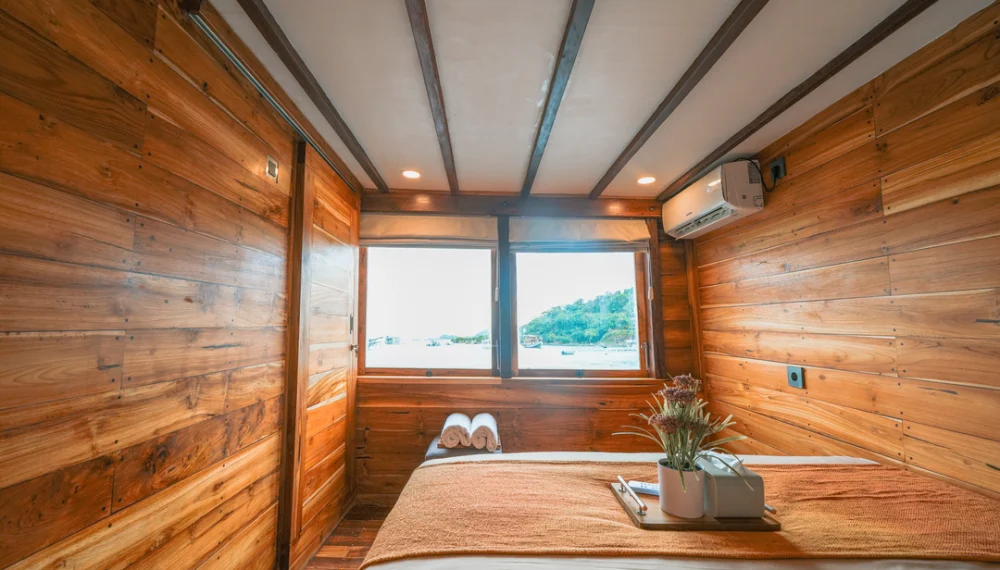 "Akassa Luxury Phinisi sailing in Komodo National Park; Bumi Deluxe Suite