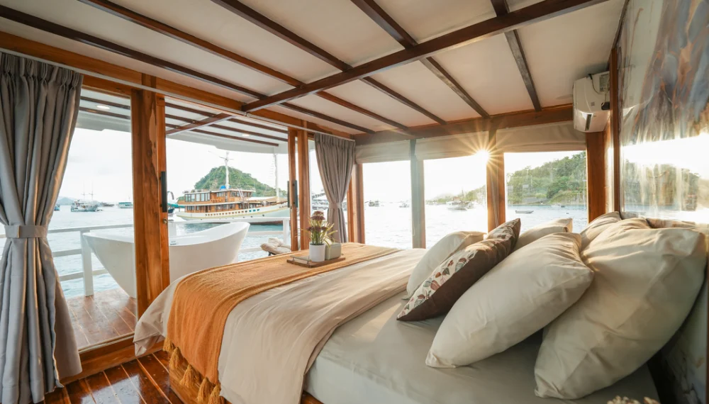 Akassa Luxury Phinisi sailing in Komodo National Park; Langit VIP Suite