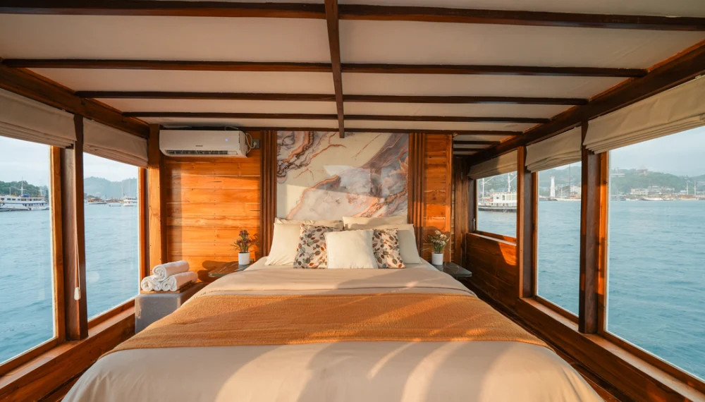 Akassa Luxury Phinisi sailing in Komodo National Park; Langit VIP Suite