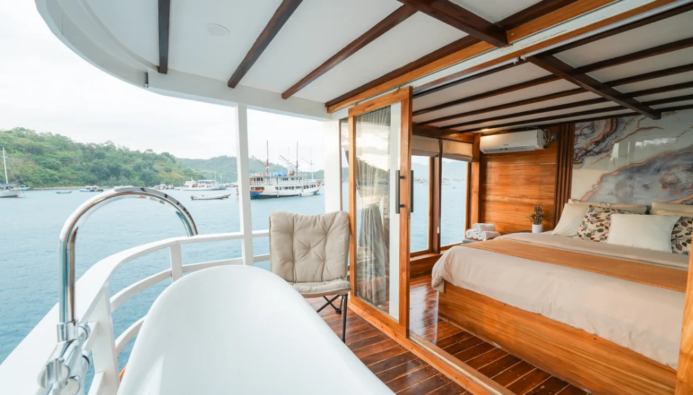 Akassa Luxury Phinisi sailing in Komodo National Park; Langit VIP Suite