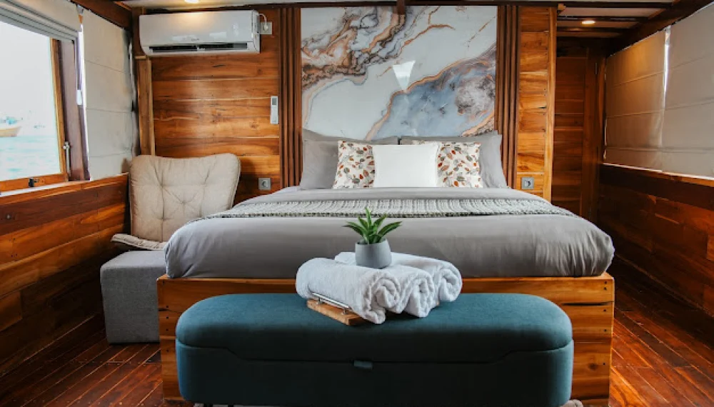 Akassa Luxury Phinisi sailing in Komodo National Park; Laut Legendary Suite