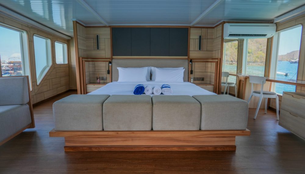 Cabin interior Mosalaki Phinisi liveaboard; mosalaki phinisi