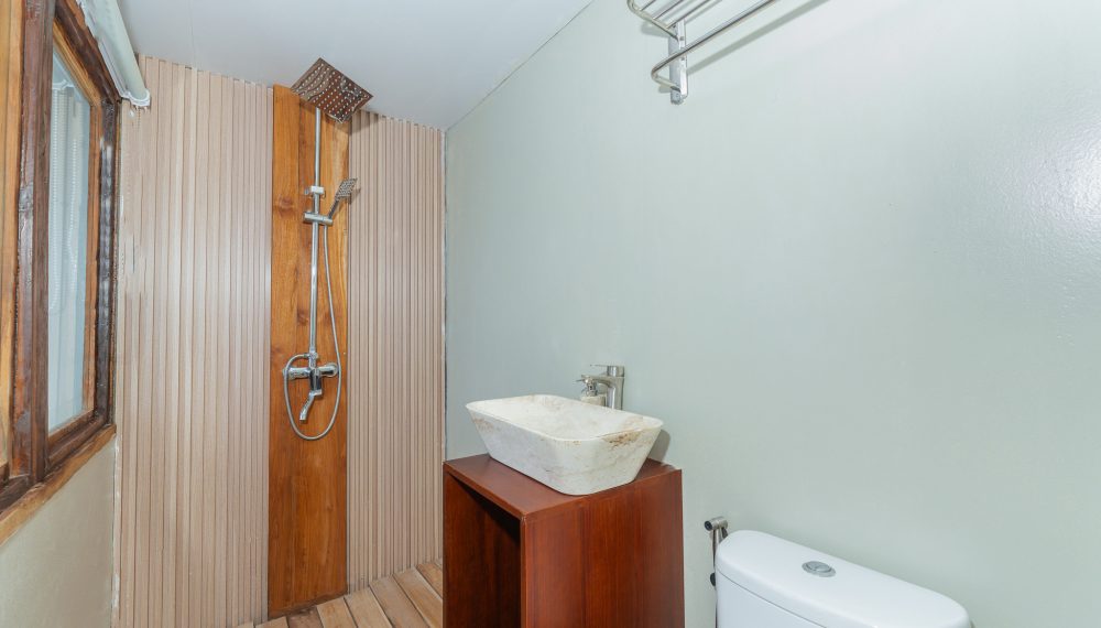 Sora Liveaboard Signature cabin with ensuite bathroom and sea view