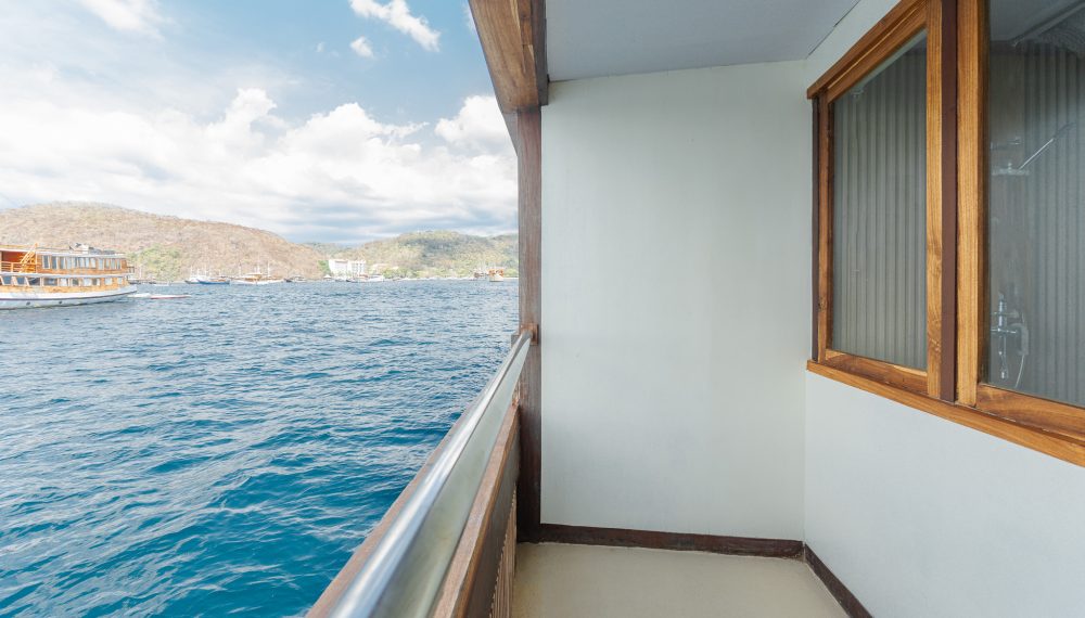 Sora Liveaboard Signature cabin with ensuite bathroom and sea view