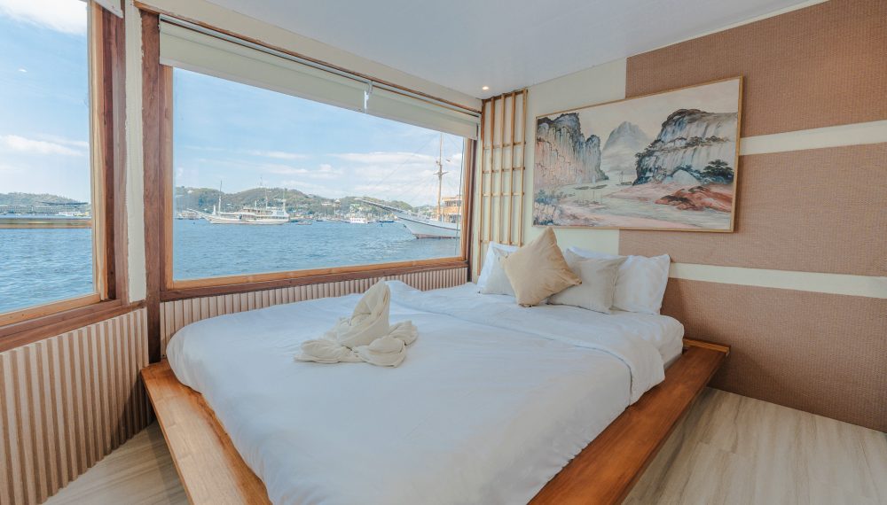 Sora Liveaboard Signature cabin with ensuite bathroom and sea view