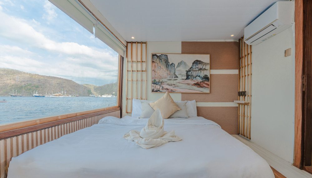 Sora Liveaboard double cabin with ensuite bathroom and sea view