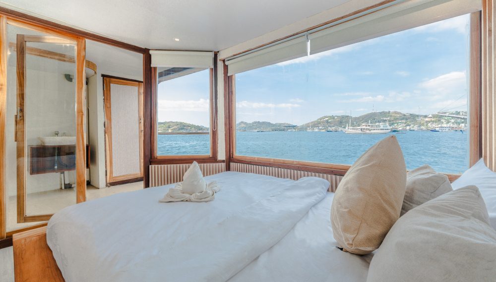 Sora Liveaboard double cabin with ensuite bathroom and sea view
