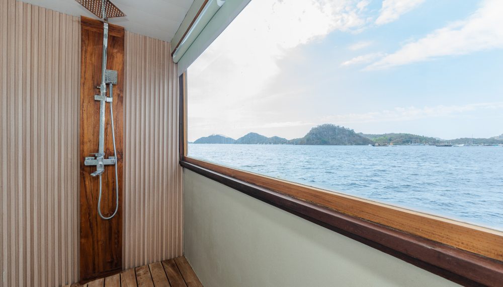 Sora Liveaboard double cabin with ensuite bathroom and sea view