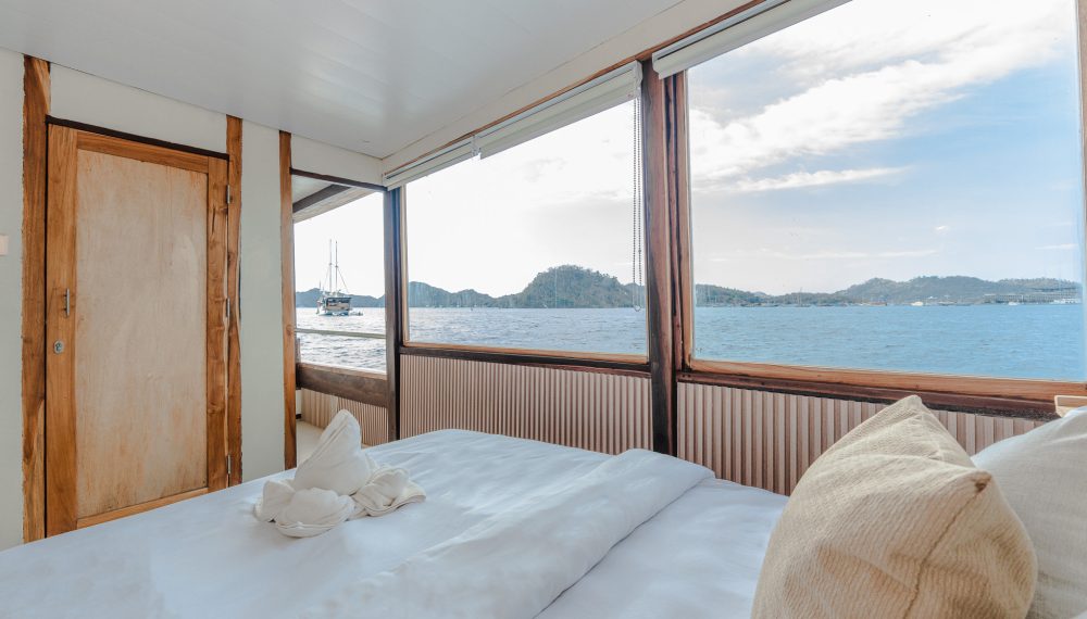 Sora Liveaboard Signature cabin with ensuite bathroom and sea view