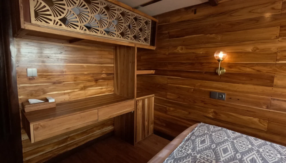 Raffles liveaboard; komodo boat tour; 3d2n open trip; luxury boat; Java