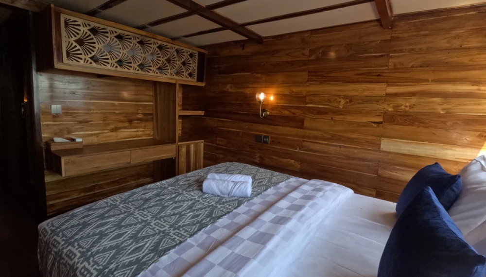 Raffles liveaboard; komodo boat tour; 3d2n open trip; luxury boat; Java