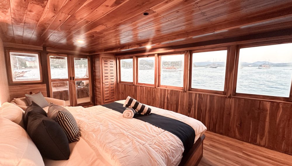 Atlantic private cabin on Vhalé Liveaboard with large bed and wooden interior
