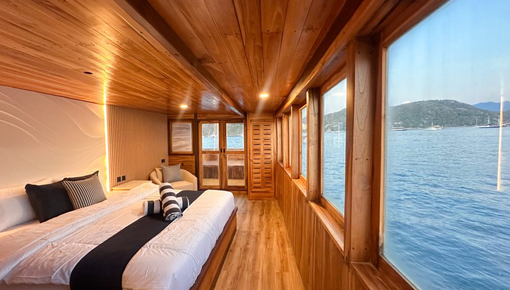 Atlantic private cabin on Vhalé Liveaboard with large bed and wooden interior