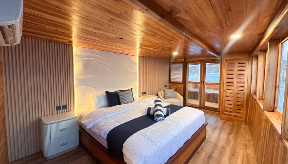 Atlantic private cabin on Vhalé Liveaboard with large bed and wooden interior
