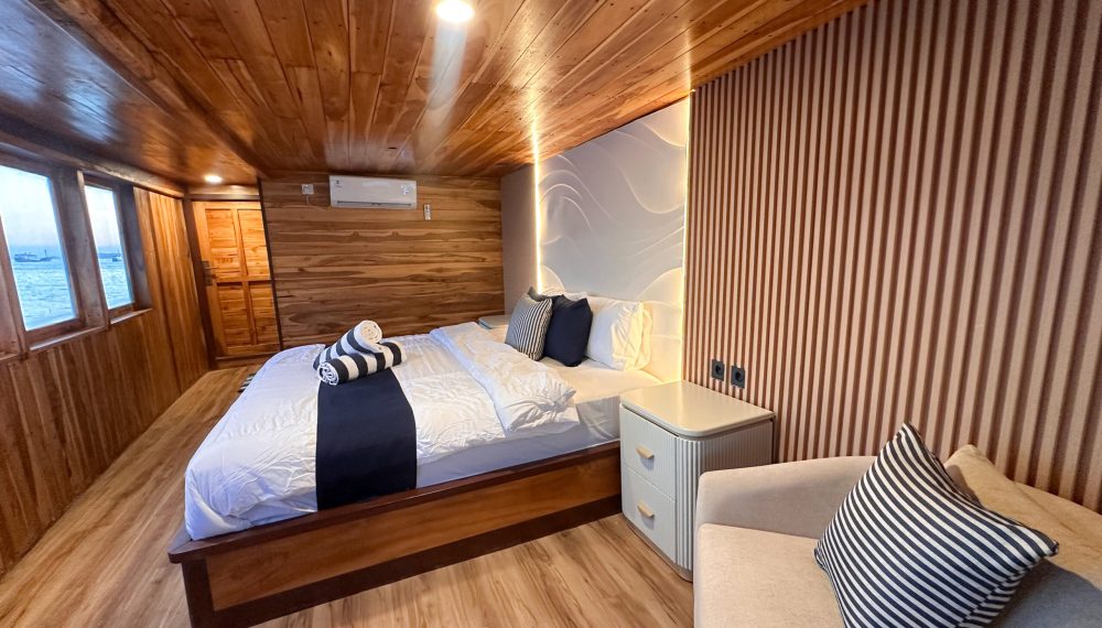 Atlantic private cabin on Vhalé Liveaboard with large bed and wooden interior