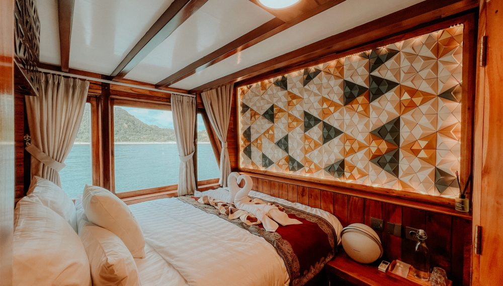 uxury Komodo boat tour; Komodo liveaboard; luxury phinisi Komodo; Komodo yacht charter; best boat tour Komodo; komodo boat tour; Ganidva; arjuna