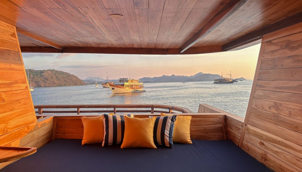 Atlantic private cabin on Vhalé Liveaboard with large bed and wooden interior