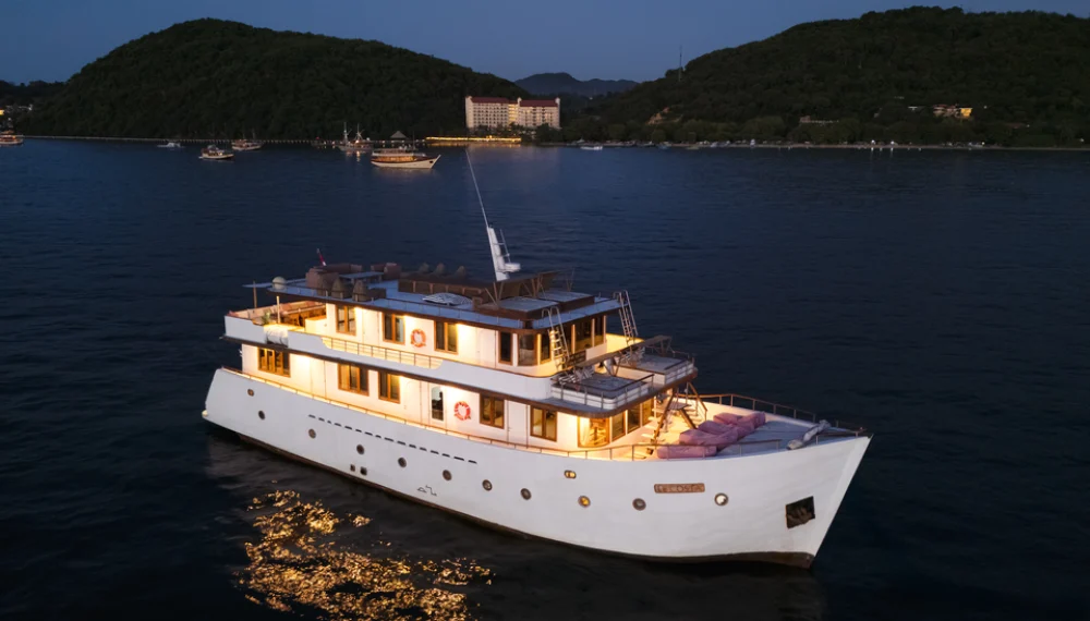 Le Costa Liveaboard, luxury yacht; le costa; open trip; komodo boat tour