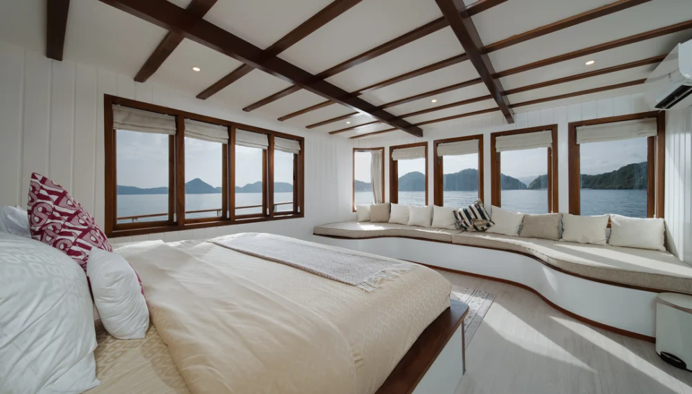 Le Costa Liveaboard, luxury yacht; le costa; open trip; komodo boat tour; santorini