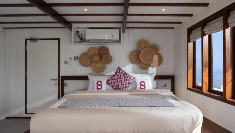 Le Costa Liveaboard, luxury yacht; le costa; open trip; komodo boat tour; santorini