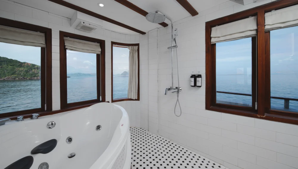 Le Costa Liveaboard, luxury yacht; le costa; open trip; komodo boat tour; santorini