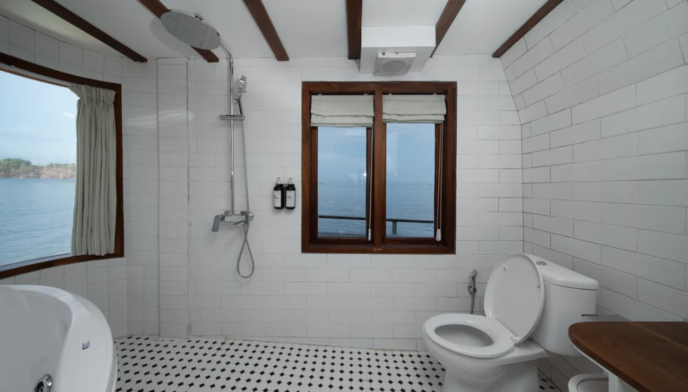 Le Costa Liveaboard, luxury yacht; le costa; open trip; komodo boat tour; santorini